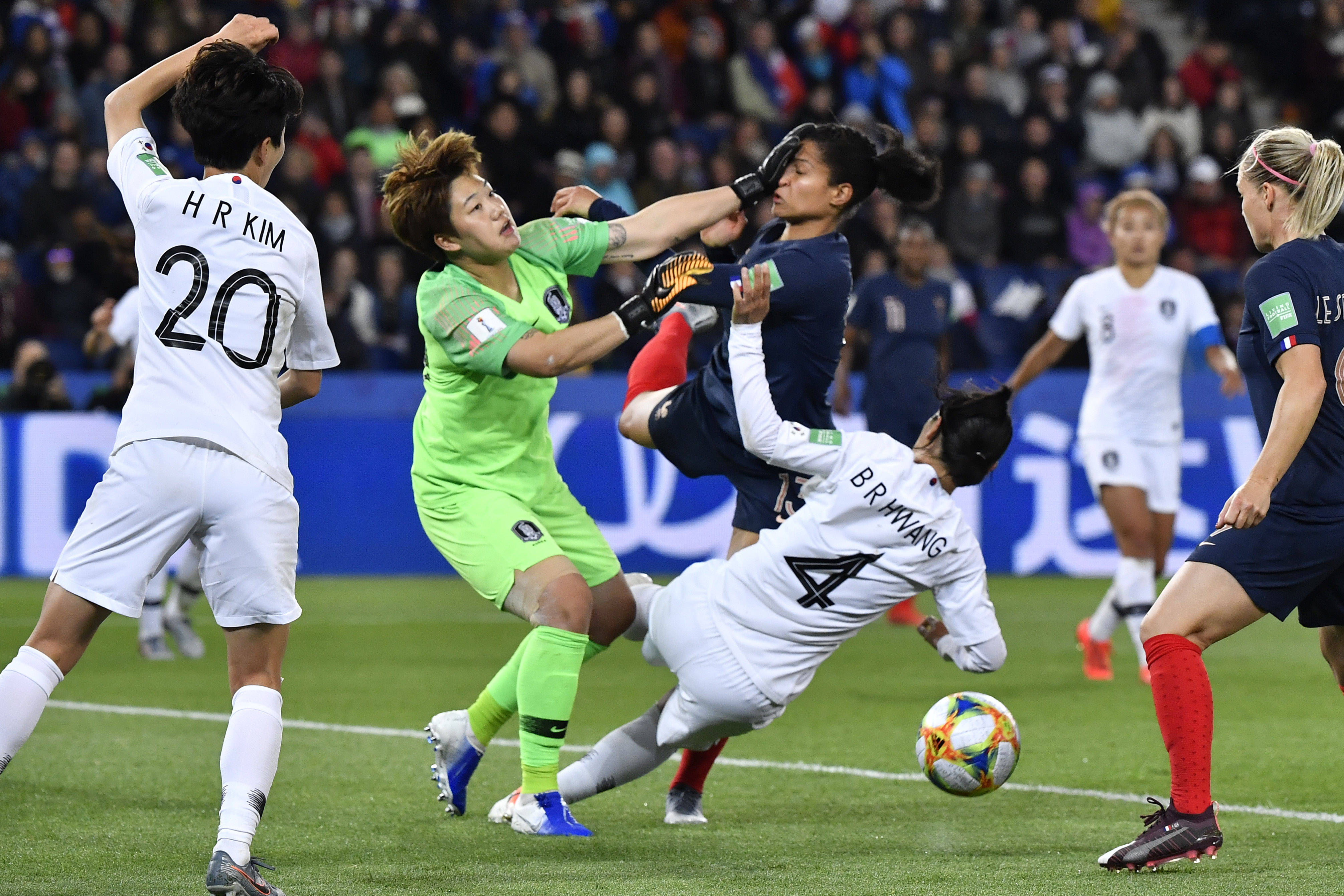 世界杯女足赛场上激烈对决,球员们全力以赴 世界杯女足赛场上激烈对决,球员们全力以赴