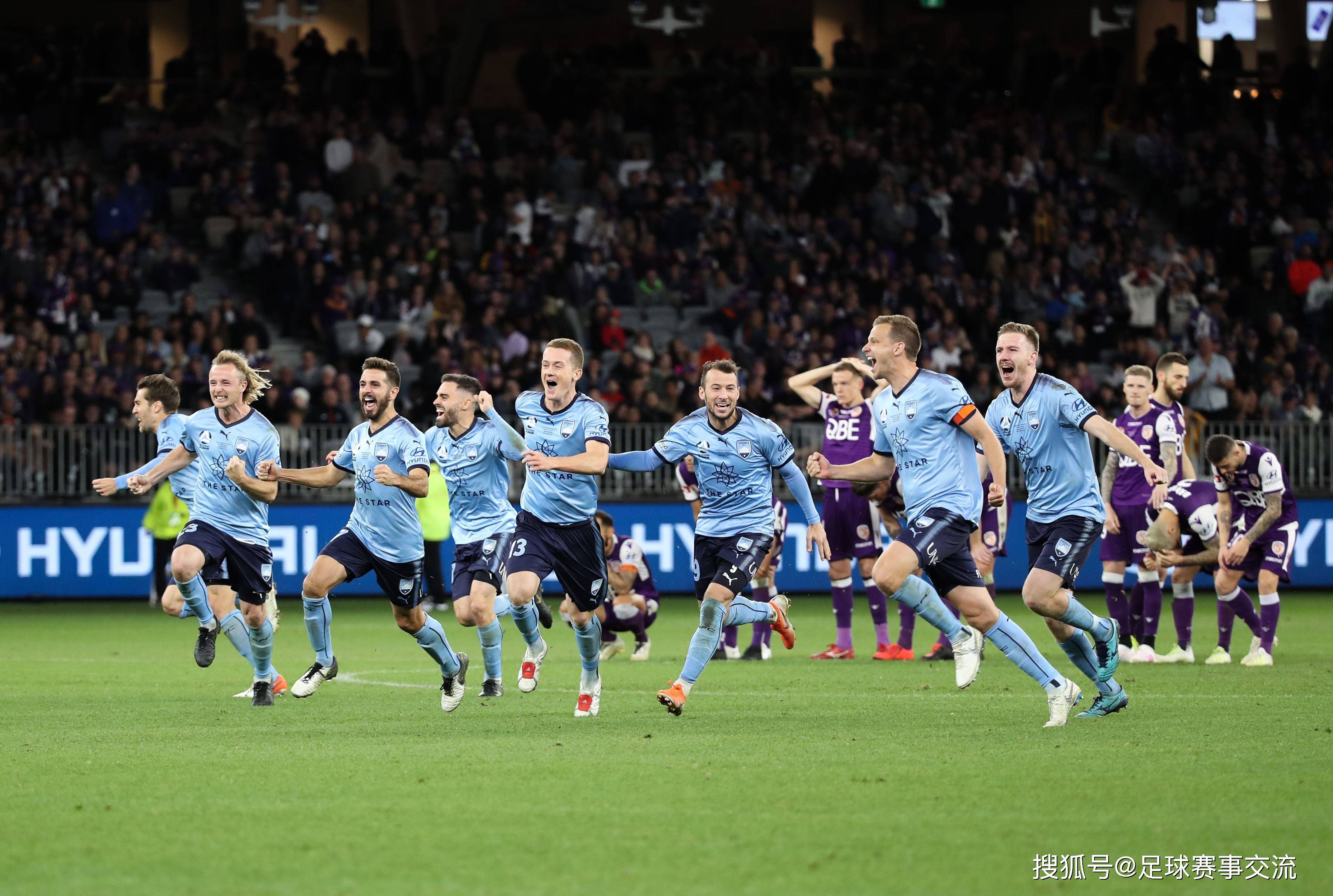 -包含紧张足球比赛将要打响，球员们全力以赴备战决胜的词条