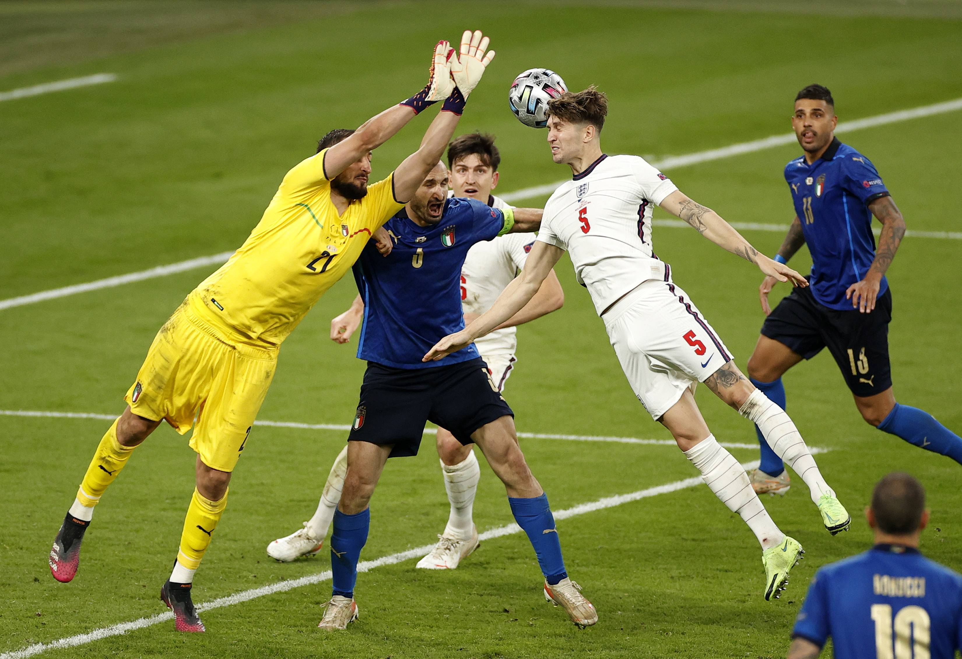 -包含克罗地亚队险胜法国队，晋级参加下届欧洲杯决赛阶段的词条