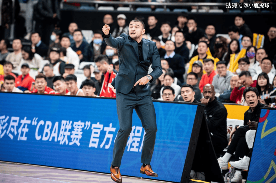 教练执教风格备受争议，引发球迷热议