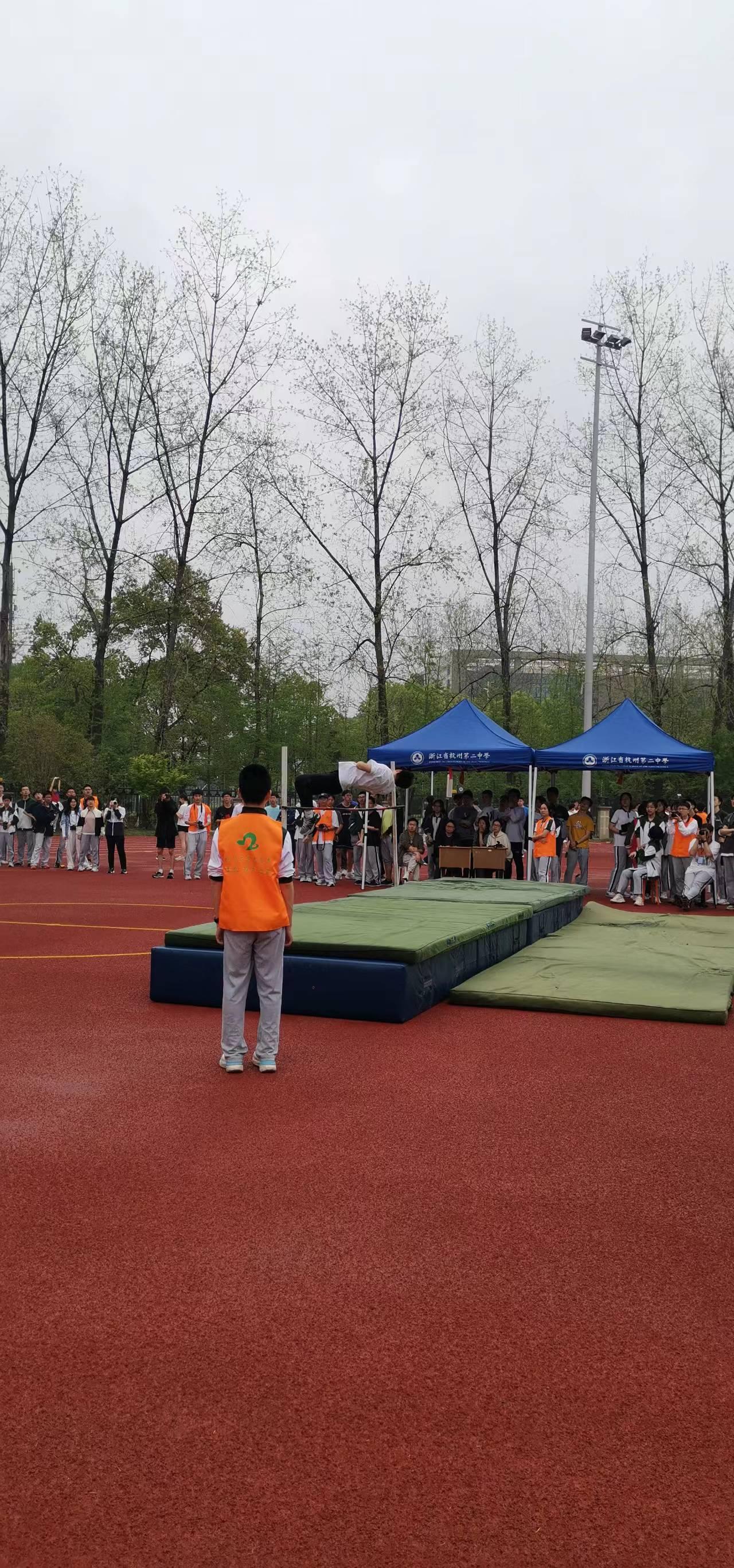 运动员们在场上奋勇争先,展现出色技艺 运动员们在场上奋勇争先,展现出色技艺