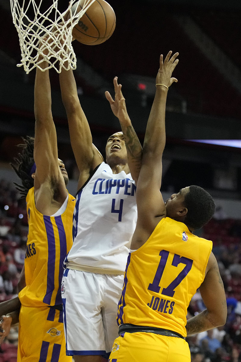 焦点比赛中发生激烈对抗,裁判难以处理 焦点比赛中发生激烈对抗,裁判难以处理