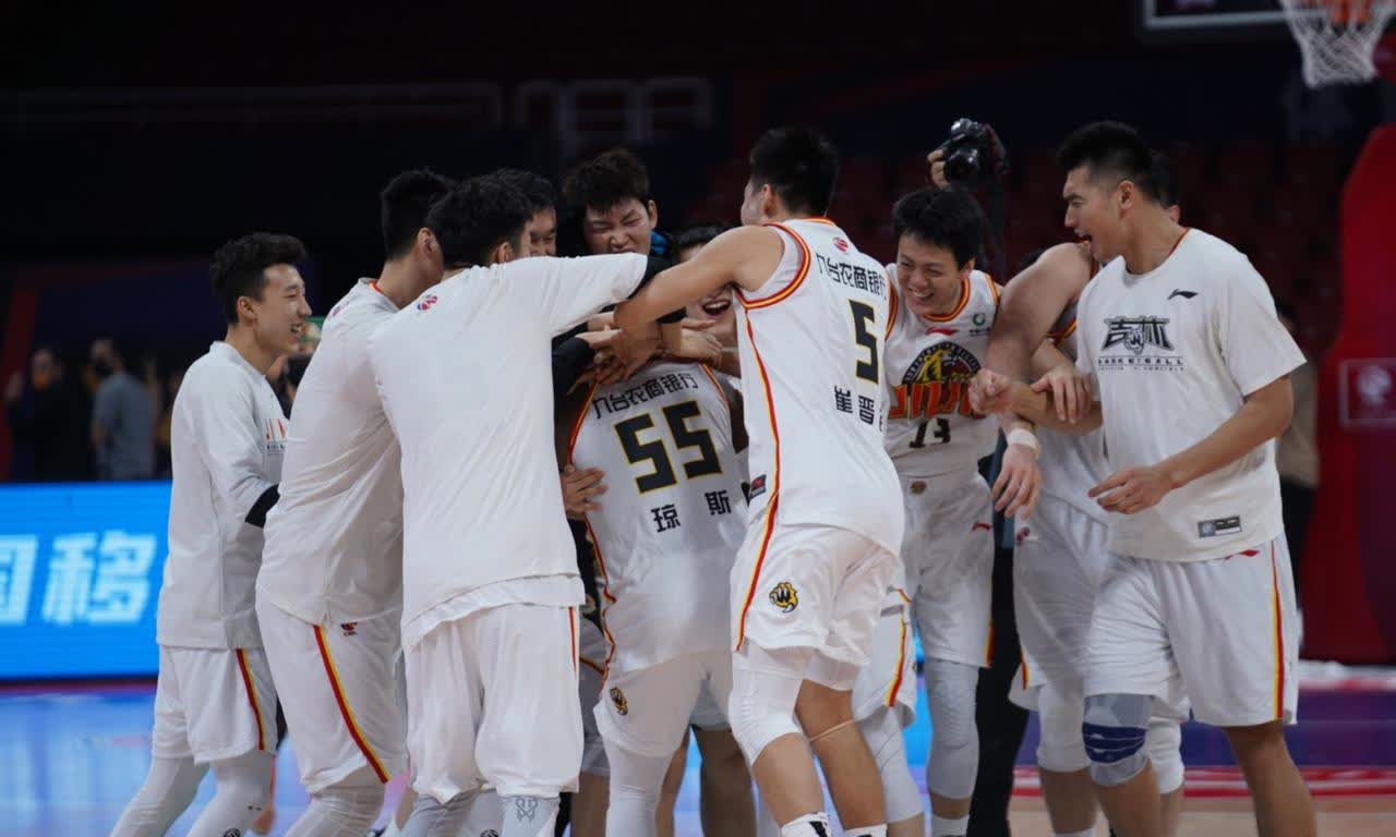 开云体育官网-大连实德队员全力以赴，战胜对手取胜的简单介绍