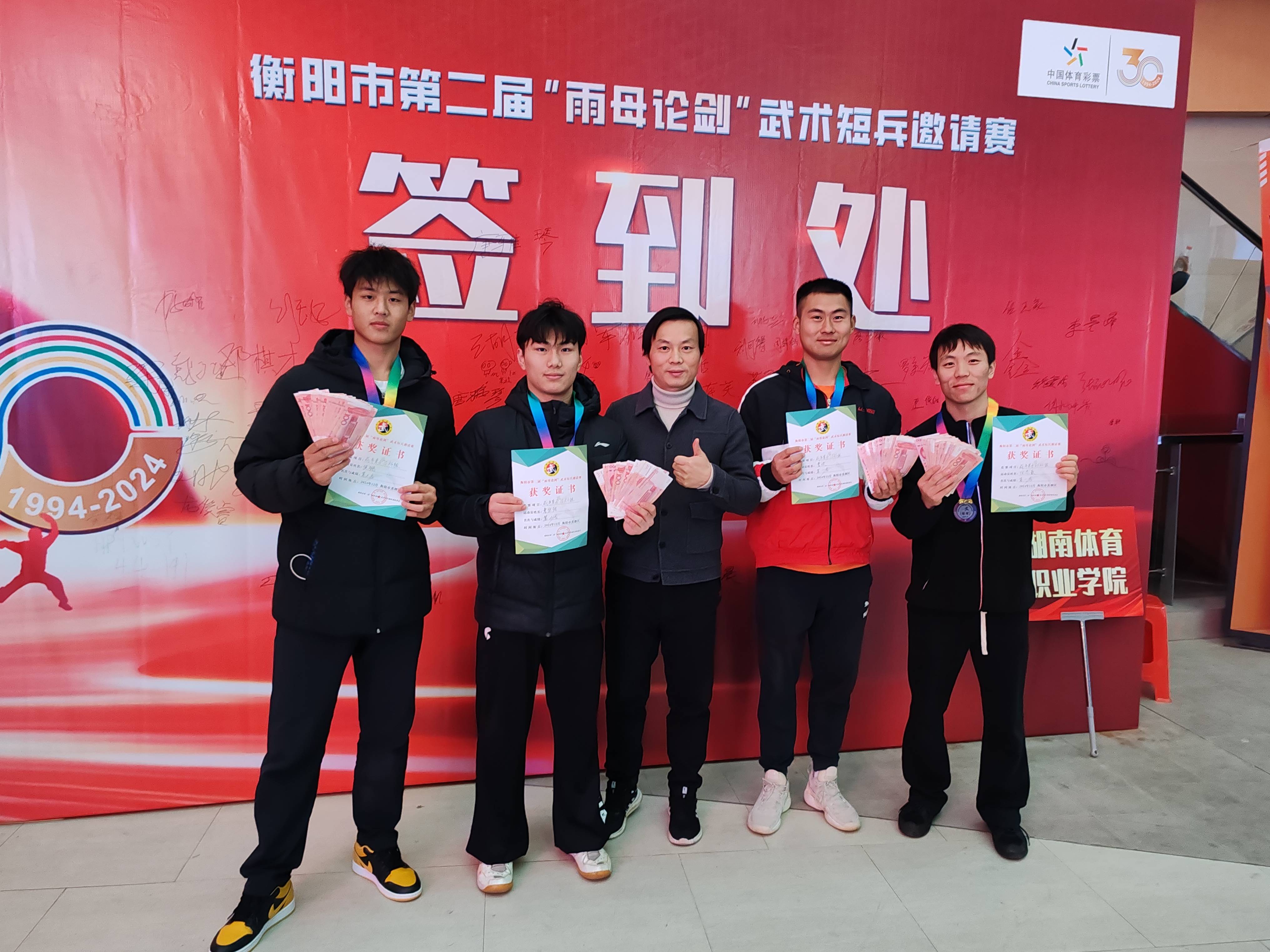 比赛白热化，球场上刀光剑影