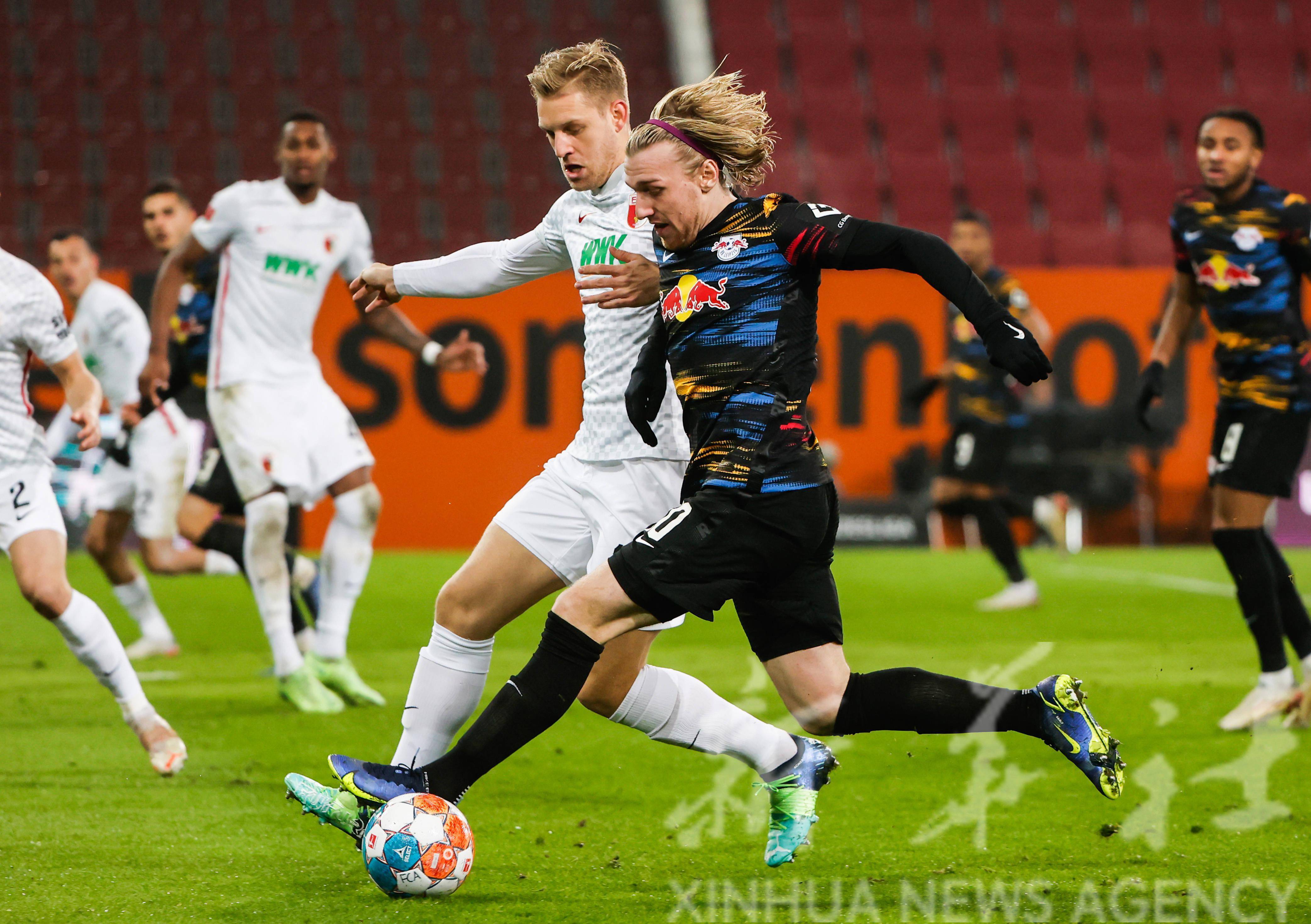 关于奥格斯堡球员在社交媒体上互动热烈的信息 关于奥格斯堡球员在社交媒体上互动热烈的信息