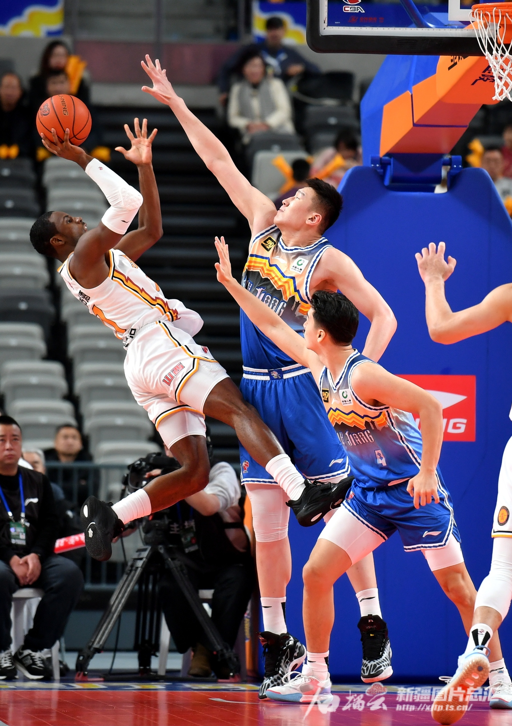 火箭队主场大胜新疆男篮,取得三连胜的简单介绍 火箭队主场大胜新疆男篮,取得三连胜的简单介绍