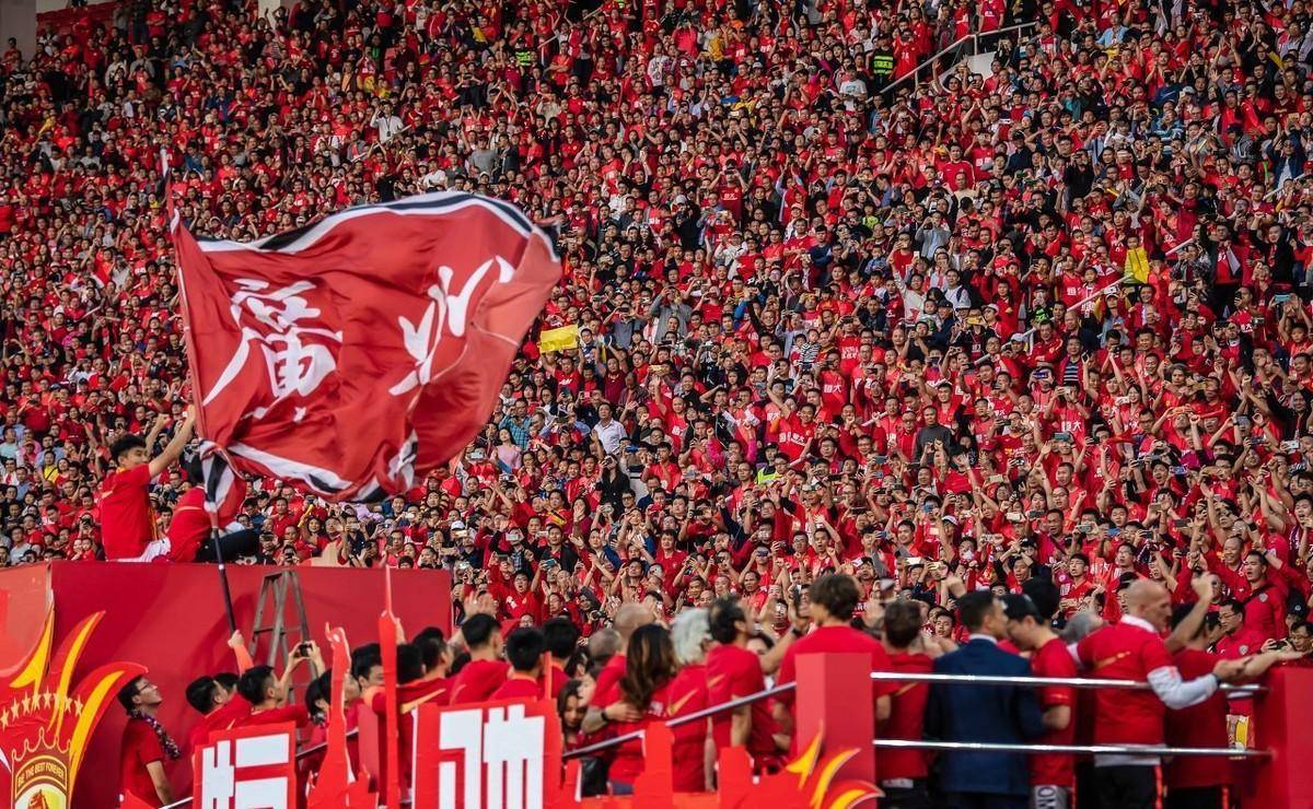 开云平台-足球联赛战况激烈，观众热情高涨不已