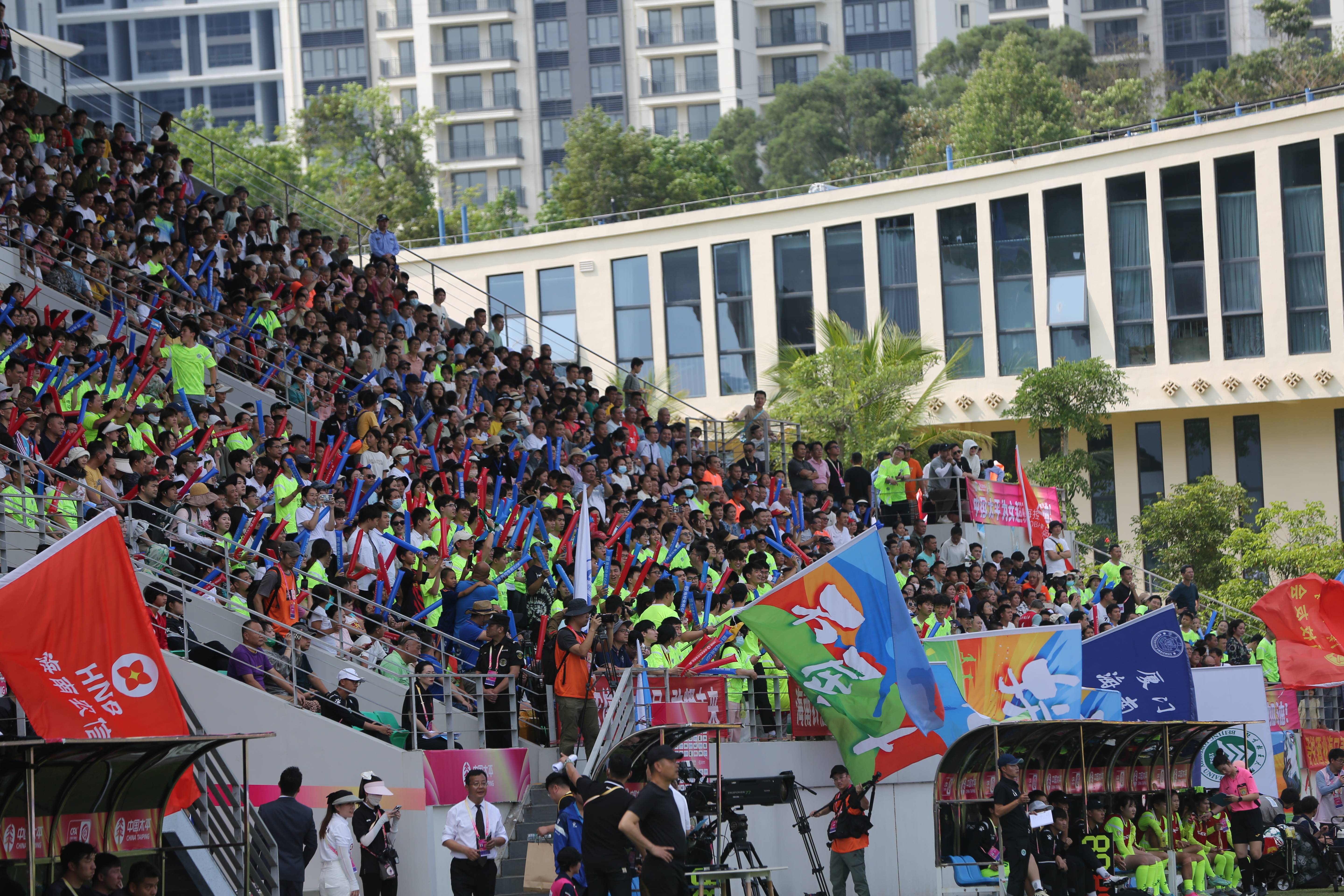 足球联赛战况激烈，观众热情高涨不已