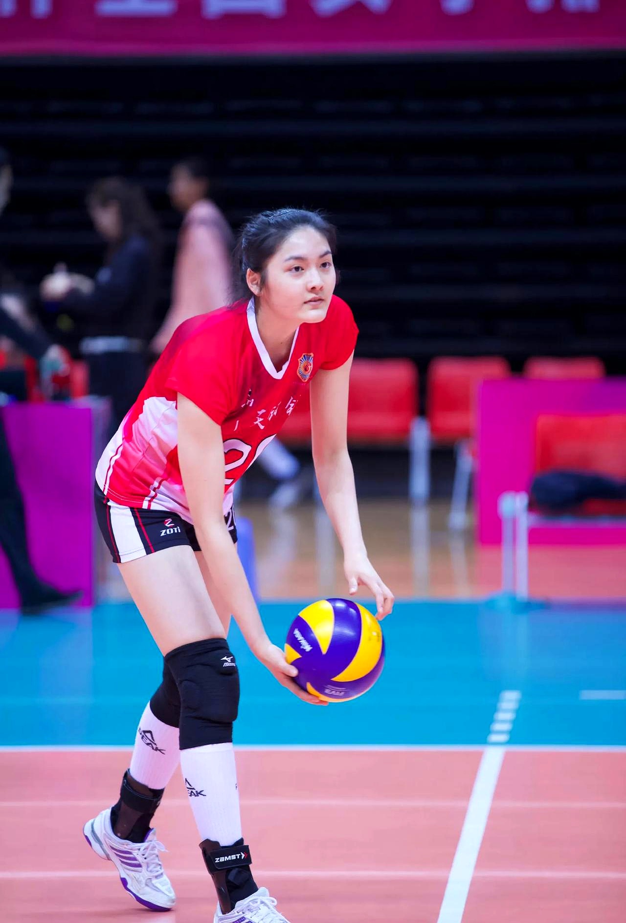 女排选手坚韧拼搏，赢得冠军