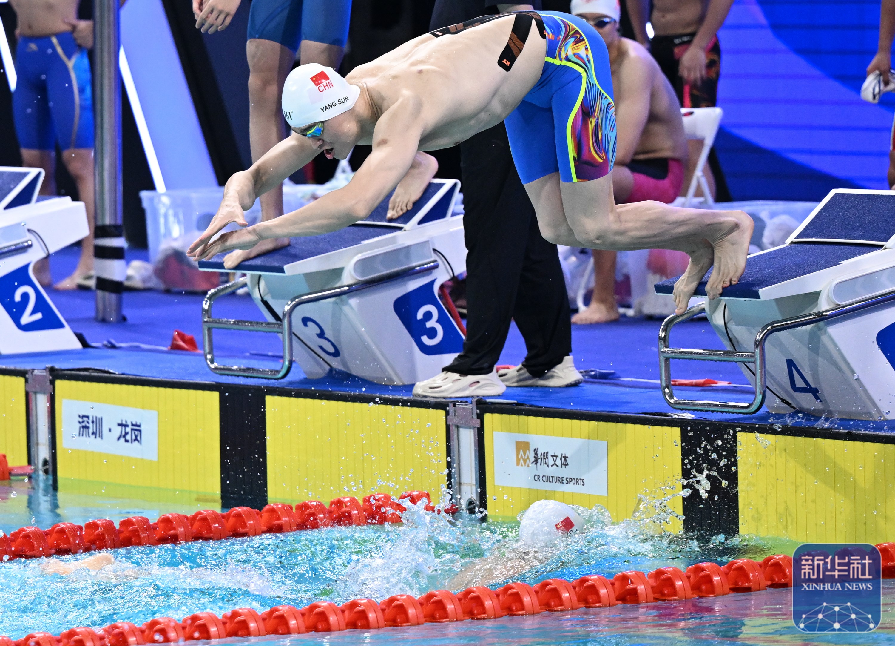 中国游泳选手创造新纪录夺得金牌