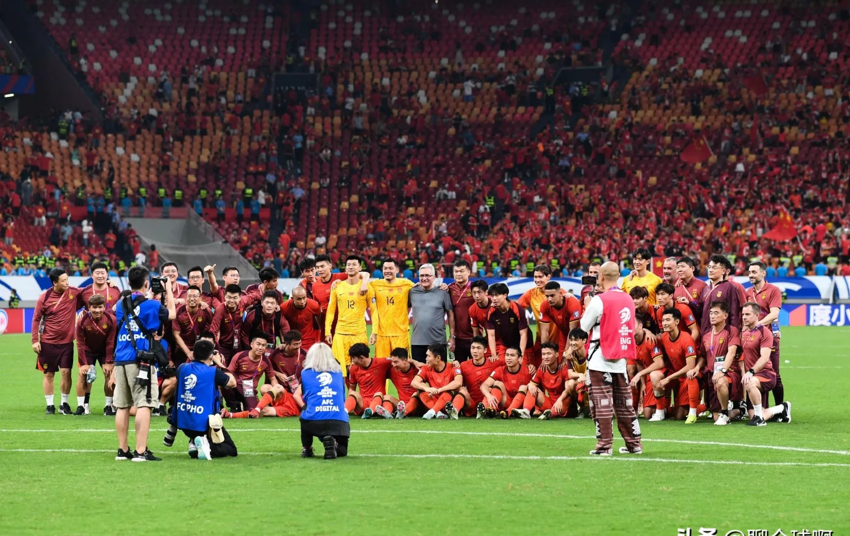 比赛频频引发观众欢呼,场面壮观 比赛频频引发观众欢呼,场面壮观