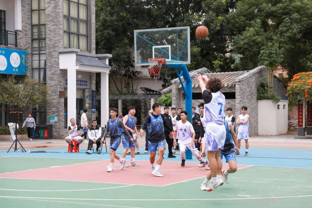 队员们展现出了超凡的篮球天赋! 队员们展现出了超凡的篮球天赋!