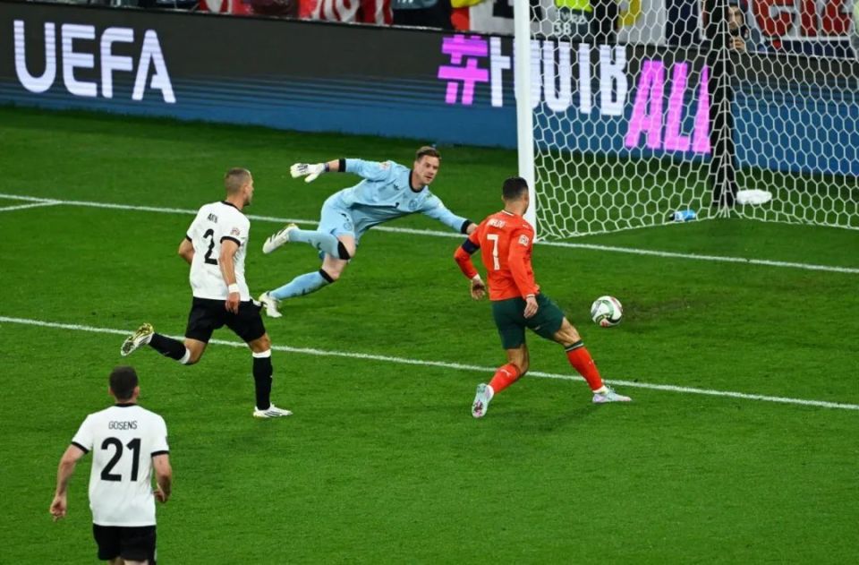 C罗在NBA中绝杀法国队,表现神勇 C罗在NBA中绝杀法国队,表现神勇