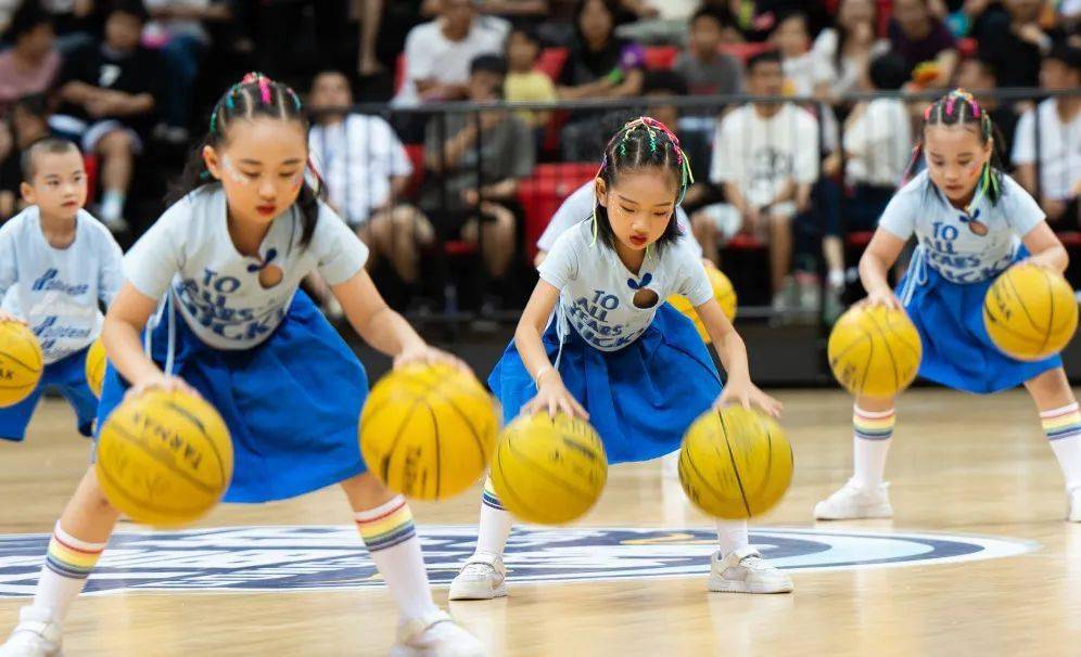 包含法国篮球训练营展示新技术，助力球员提高水平的词条