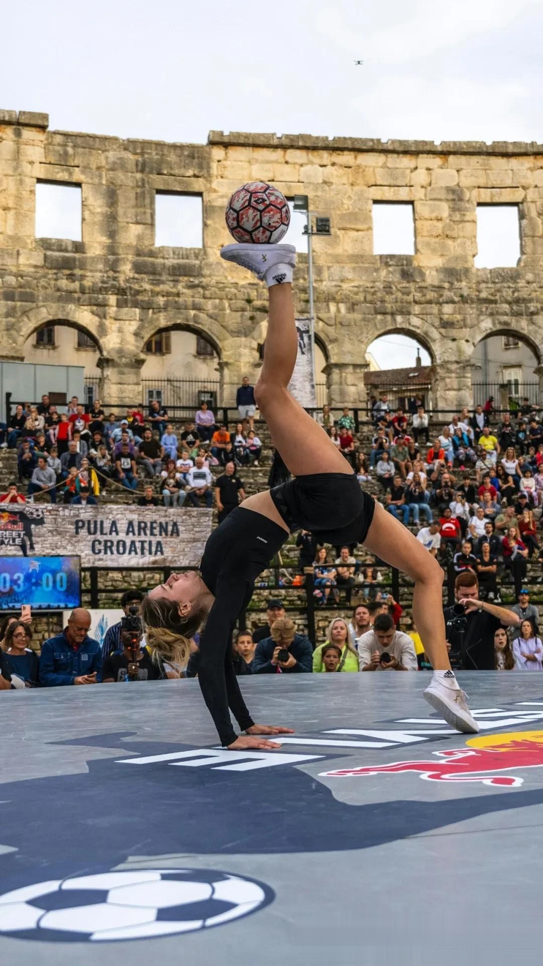 女子足球比赛中的高潮瞬间让球迷兴奋 女子足球比赛中的高潮瞬间让球迷兴奋