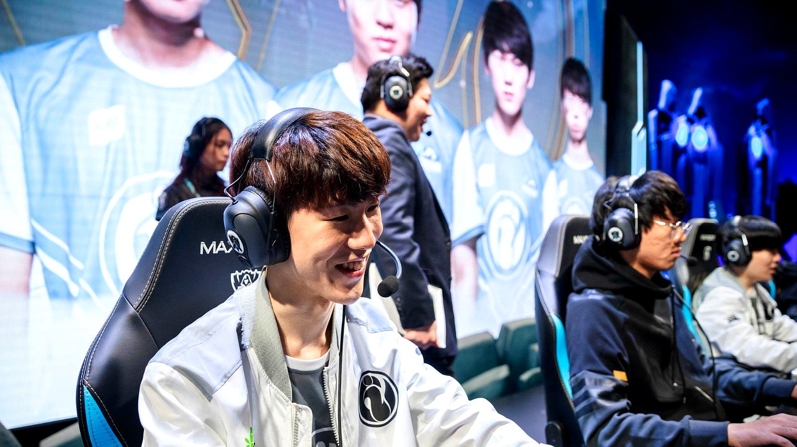 开云体育平台APP-FPX险胜BRO，Faker开启传奇时刻半决赛2:0（上海）