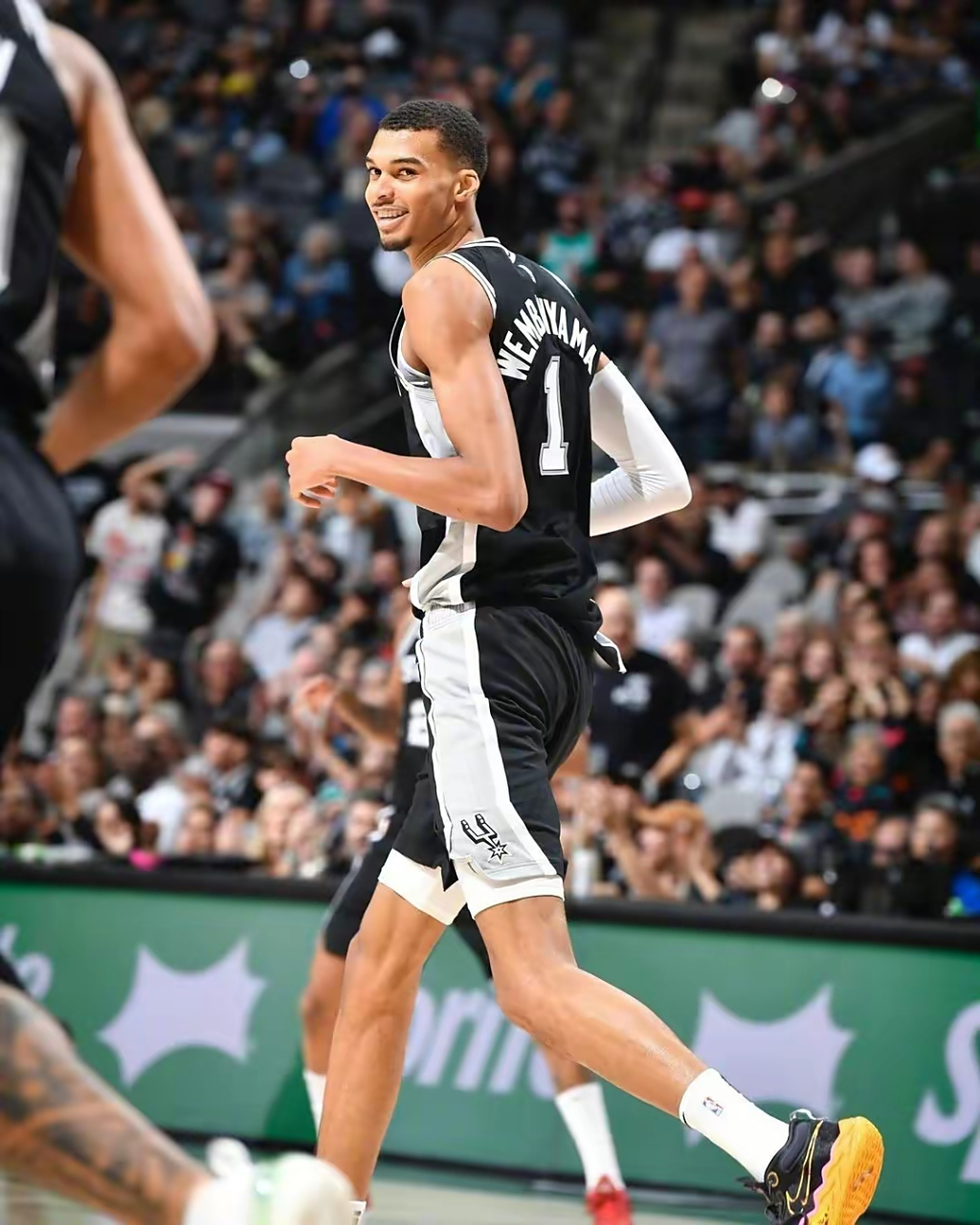 雄鹿击败马刺,字母哥表现全面领军 雄鹿击败马刺,字母哥表现全面领军