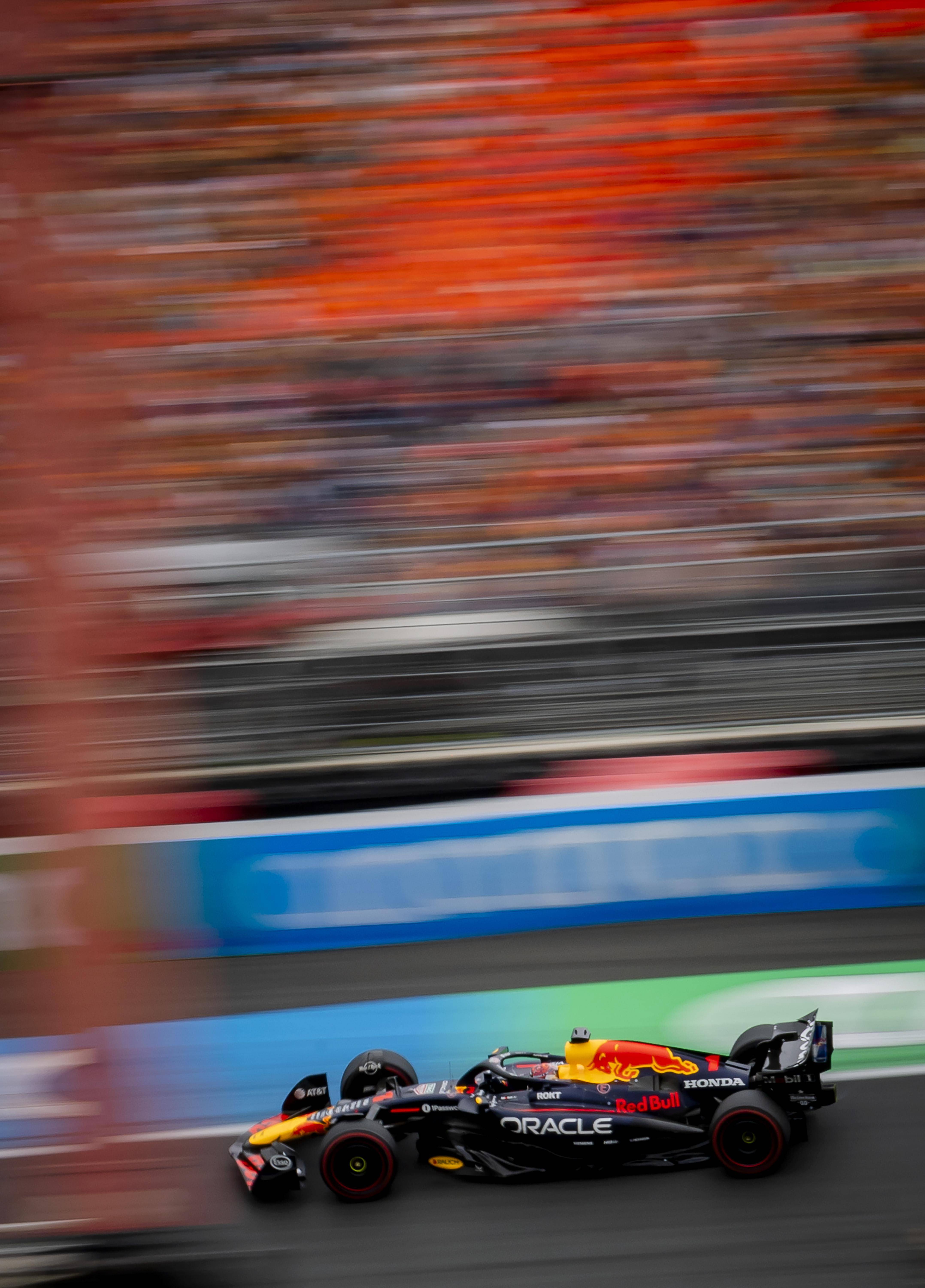 红牛车队力克威廉姆斯，皮亚斯特里带队取胜