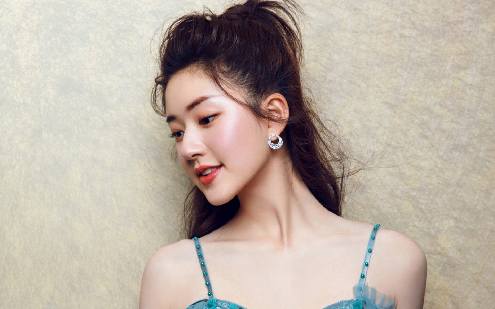 舞台之上，从鏖战到统治，伟大在强光灯下诞生