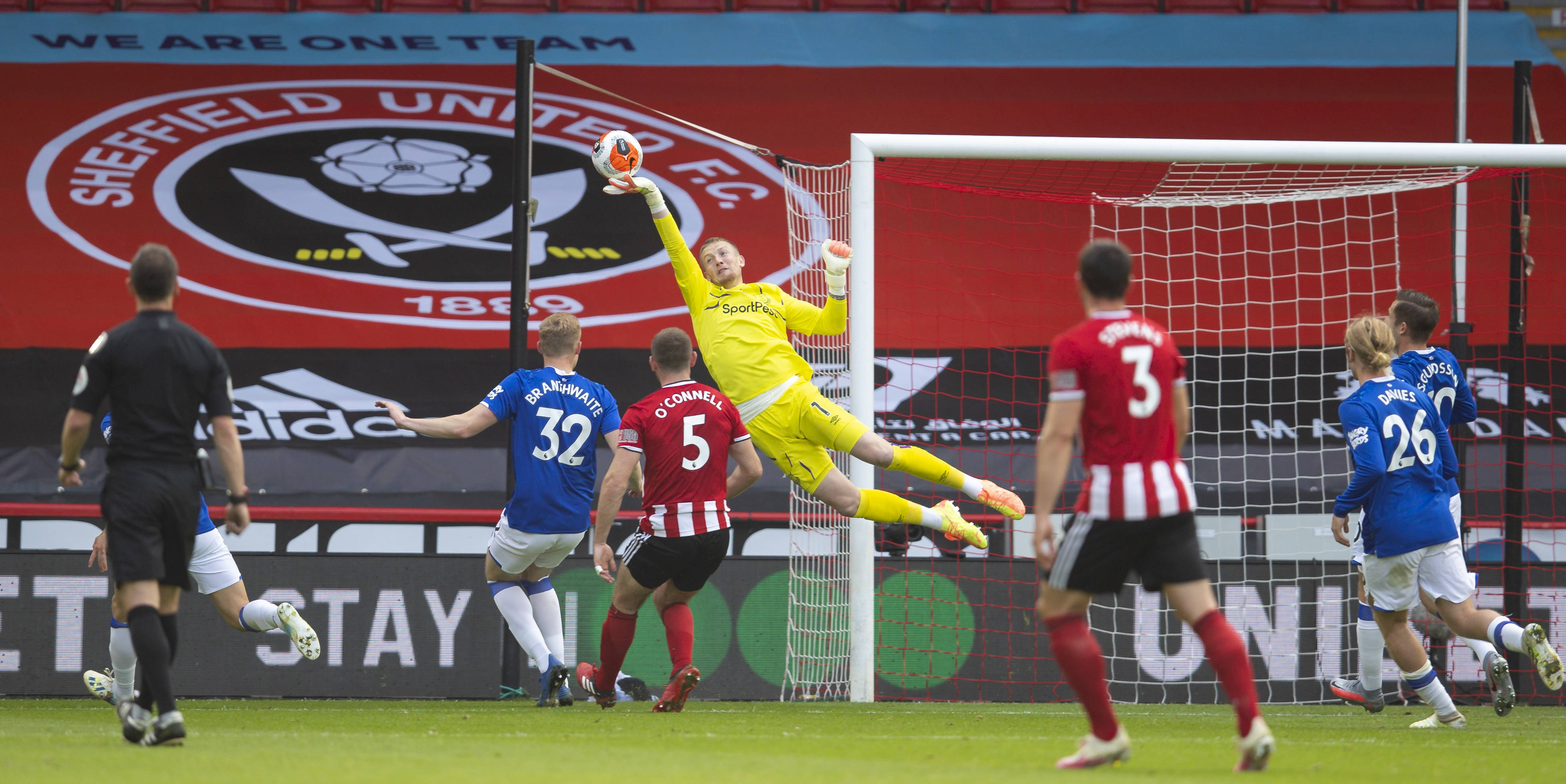 乌拉圭一波带走威尔士，皮克在英超争冠接管比赛